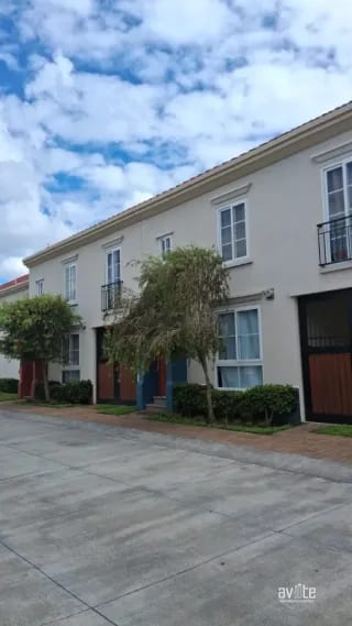 Condado Naranjo, casa totalmente equipada, dentro de Alameda Norte Q13,500 — Casa en Alquiler en Condado Naranjo, Zona 4 Mixco, Guatemala, Ciudad — miniatura 1 de 11