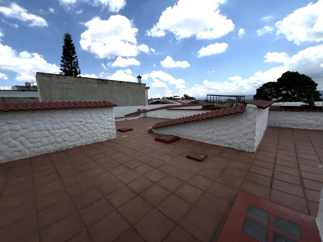 Venta amplia casa estilo Mediterráneo en San Cristóbal, Zona 8 Mixco — Casa en Venta en Zona 8 Mixco, Guatemala, Ciudad — foto 2 de 15