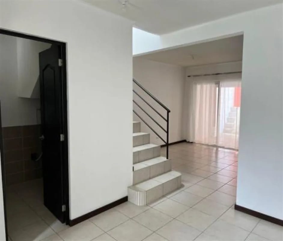 Vendo Casa la Reserva KM 26.6 Carretera a el Salvador. 4 Habitaciones. Enganche: Q.200,000 (activo Bancario). — Casa en Venta en Carretera a El Salvador, Guatemala, Ciudad — foto 4 de 4