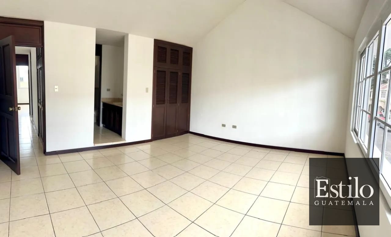 Hermosa Casa con Jardín En Venta — Casa en Venta en Carretera a El Salvador, Guatemala, Ciudad — foto 11 de 13