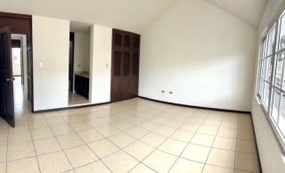 Hermosa Casa con Jardín En Venta — Casa en Venta en Carretera a El Salvador, Guatemala, Ciudad — miniatura 11 de 13