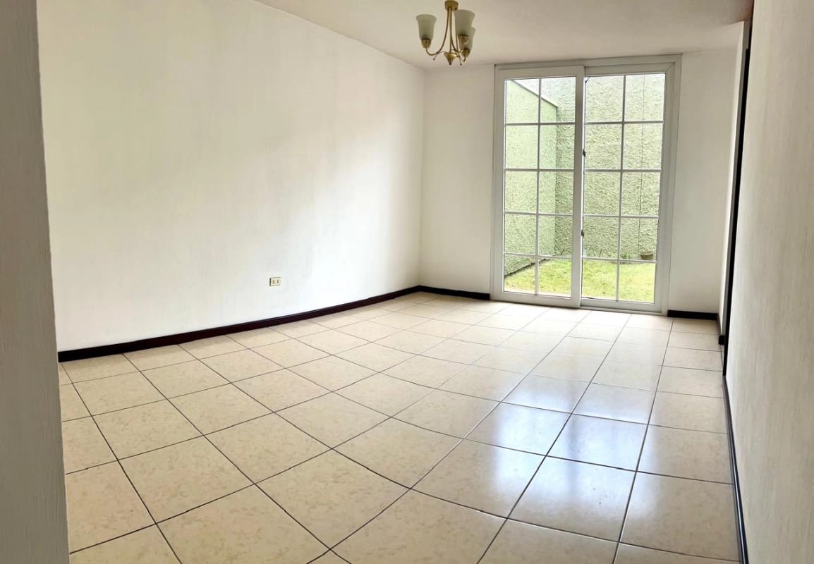 Hermosa Casa con Jardín En Venta — Casa en Venta en Carretera a El Salvador, Guatemala, Ciudad — foto 8 de 13