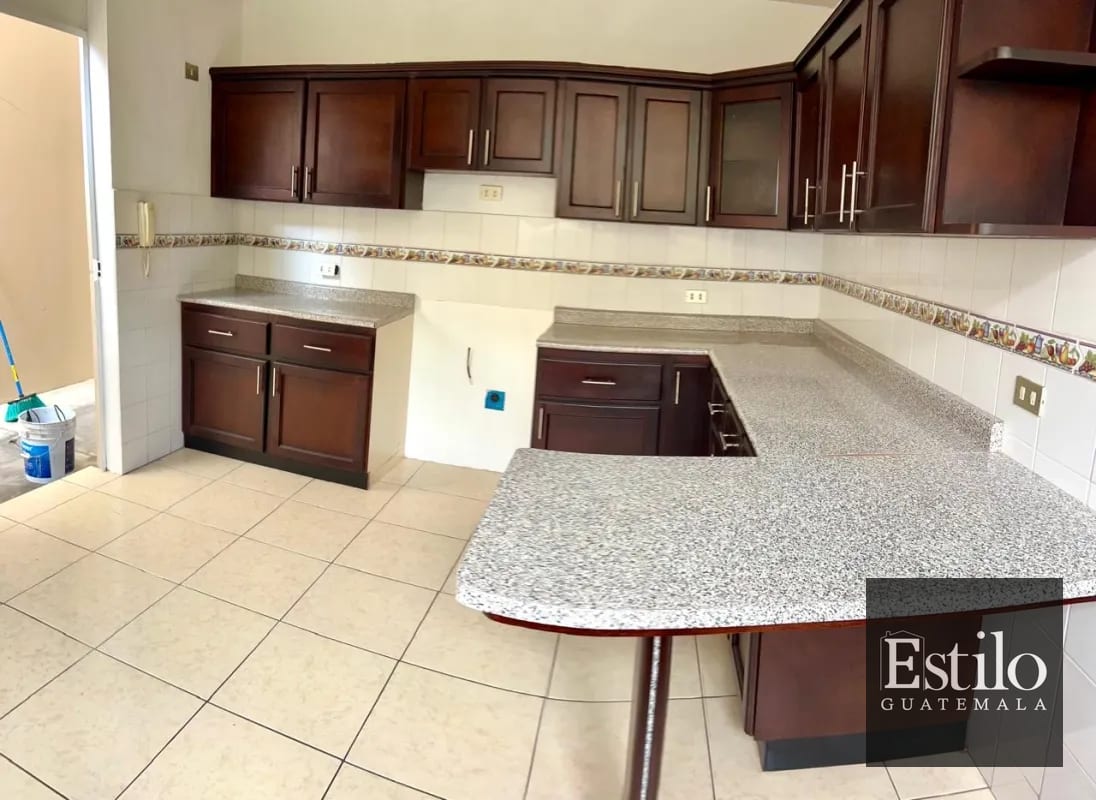 Hermosa Casa con Jardín En Venta — Casa en Venta en Carretera a El Salvador, Guatemala, Ciudad — foto 5 de 13