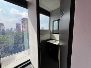 Rento Moderna oficina de 75 m2 Edificio Design Center, zona 10 — Oficina en Alquiler en Zona 10, Guatemala, Ciudad — miniatura 3 de 10