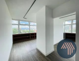 Alquiler de Céntrica y Amplia Oficina - Plaza Maritima, Zona 10 — Oficina en Alquiler en Zona 10, Guatemala, Ciudad — miniatura 3 de 16