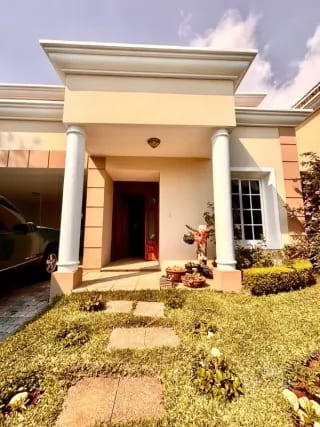 Entrada a Fraijanes • Casa en Renta/Venta • Villas de Entreverdes — Casa en Alquiler en Villas de Entreverdes, Carretera a El Salvador, Guatemala, Ciudad — miniatura 1 de 13