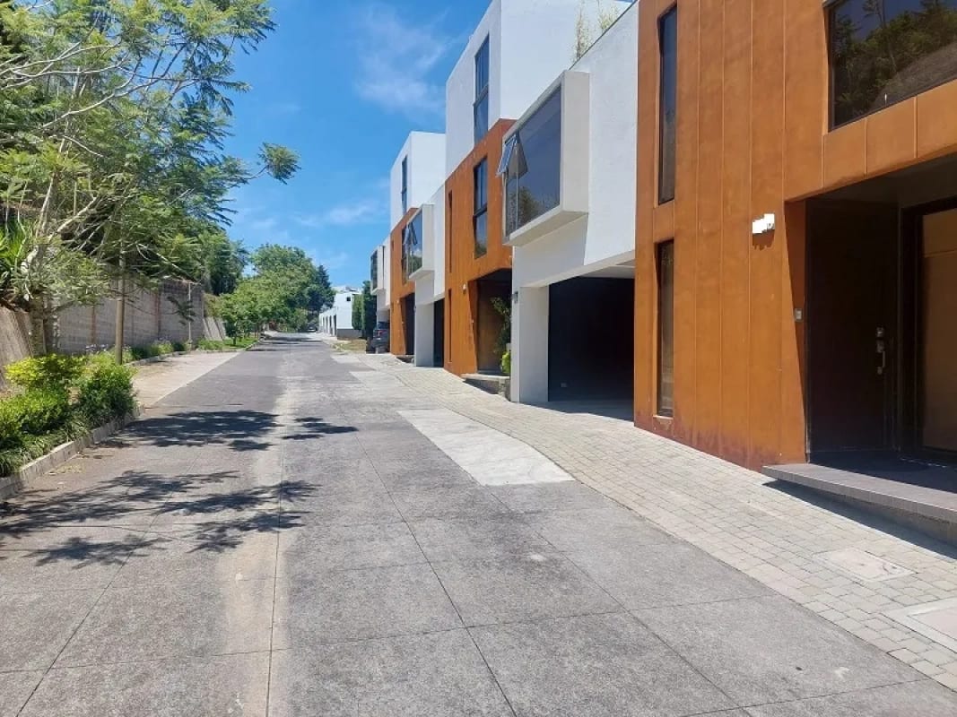 Venta de Casa en Santuaria Muxbal — Casa en Venta en Santuaria Muxbal, Muxbal, Guatemala, Ciudad — foto 1 de 17