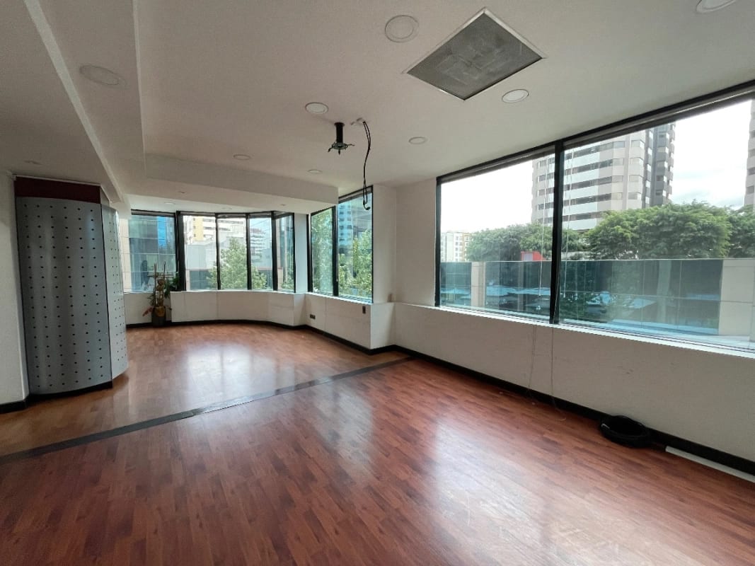 Europlaza Z14, Oficina Renta 160 MTS2, 5 Espacios Tabicados, 2 Baños, 2 Parqueos $2,500 + Iva — Oficina en Alquiler en Europlaza, Zona 14, Guatemala, Ciudad — foto 1 de 5