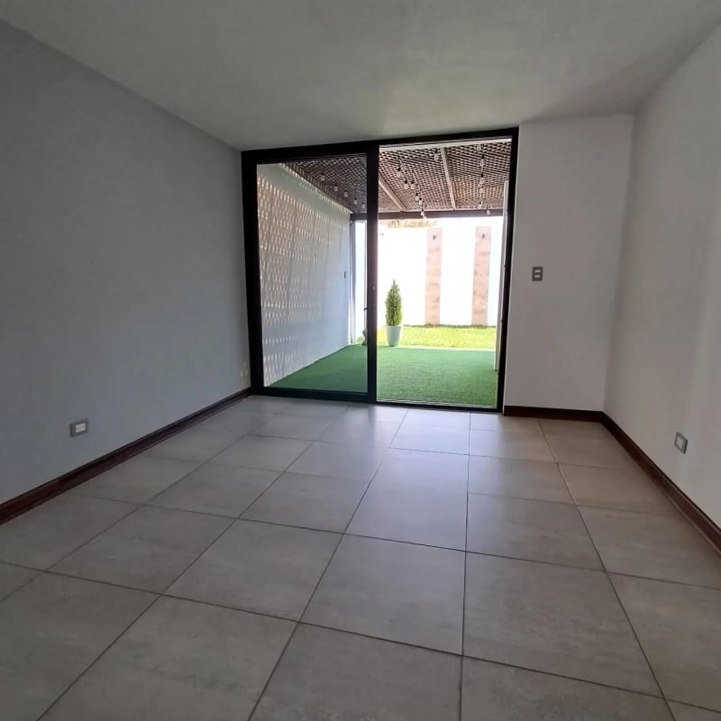 Vendo Amplia Casa con Apartamento, los Manantiales — Casa en Venta en Carretera a El Salvador, Guatemala, Ciudad — foto 1 de 17