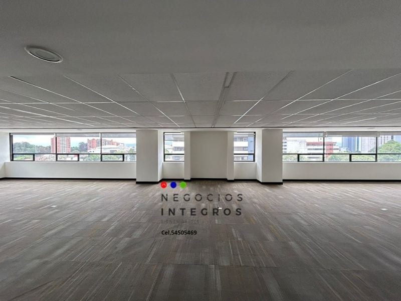 Alquilo Amplia Oficina en Zona 10 (copia) — Oficina en Alquiler en Centro Empresarial, Zona 10, Guatemala, Ciudad — foto 1 de 10